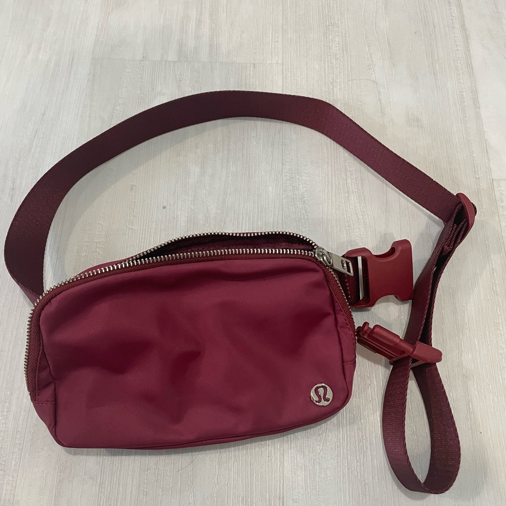 lulu lemon Everywhere Belt Bag in Mulled Wine